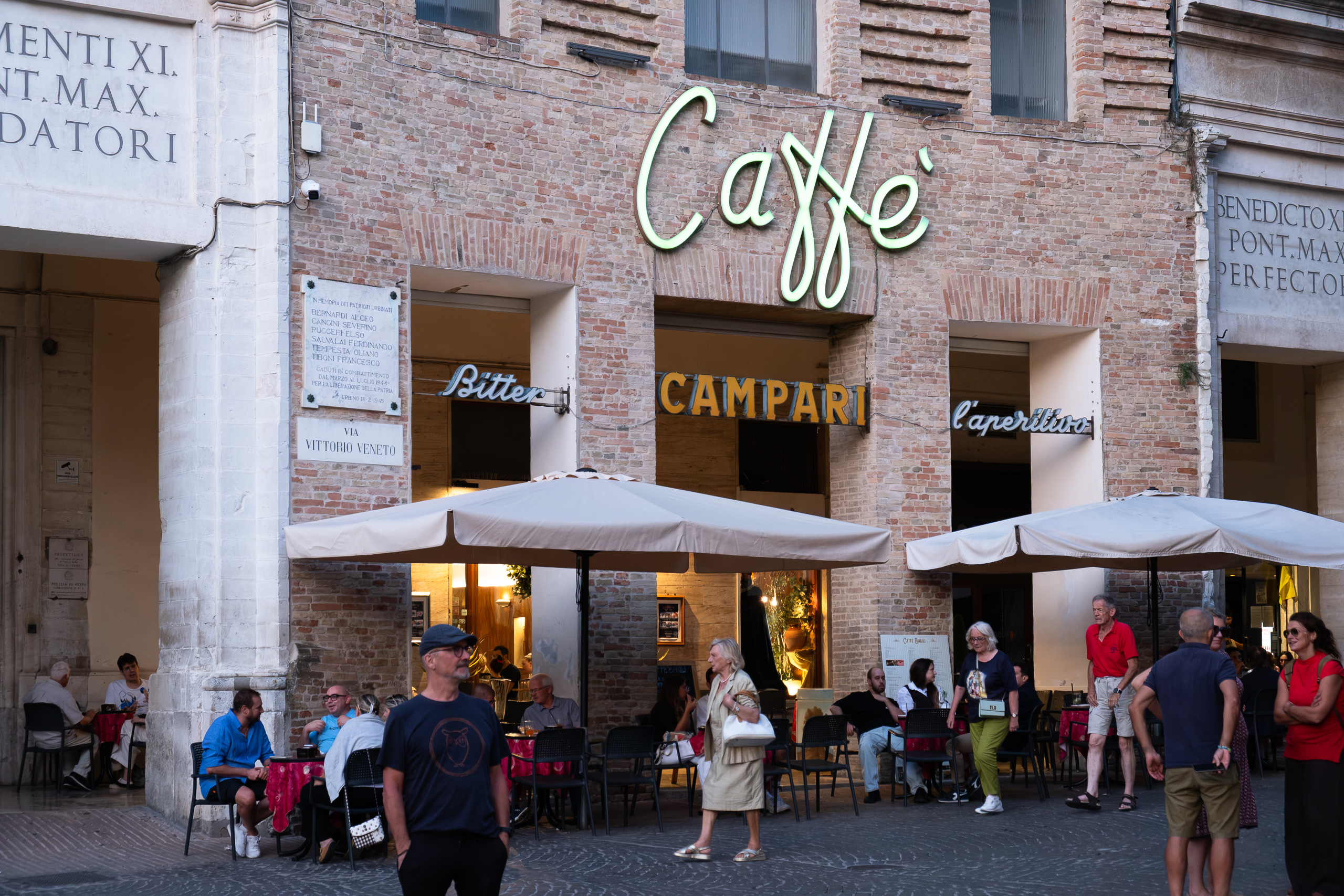 Caffè mit Campari-Schriftzug – Aperitivo-Zeit in der Altstadt